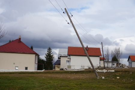 Read more: Seonica, vjetar slomio dalekovodni stup