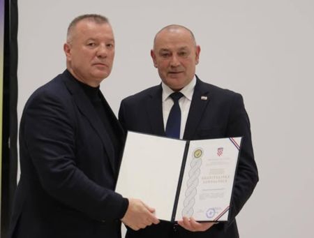 Read more: General Milenko Filipović, u ime Bojne „Zrinski“, primio Zahvalnicu za sudjelovanje u VRO Maslenica