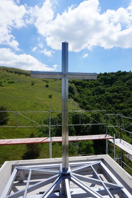 Read more: Postavljen križ na zvonik crkve u Seonici