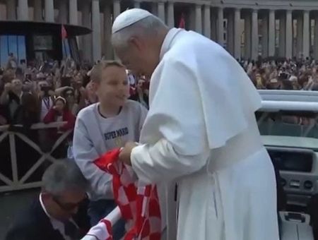 Read more: Petru Šariću iz  Omolja, Tomislavgrad, papa Lav XIV. se potpisao na  šalu  hrvatske reprezentacije